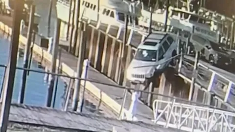 Clip: Thiếu nữ lái xe Jeep "cất cánh" khỏi bến cảng, đáp lên cầu nổi như phim hành động