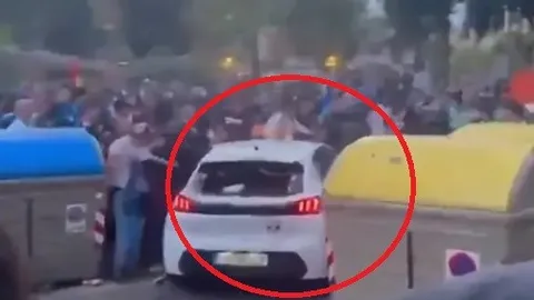 Clip: Xe điên lao vào đám đông trước trận Barcelona – Espanyol, máu đổ ngay trước giờ bóng lăn