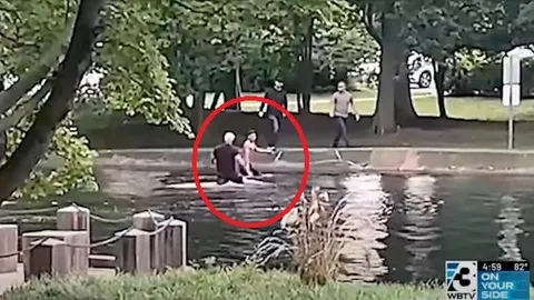 Clip: Người đàn ông khỏa thân bị cảnh sát truy đuổi gắt gao, nhảy xuống ao vẫn không thoát