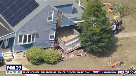 Clip: Thót tim cảnh xe ben mất lái tông sập nhà dân, tài xế nghi bị tai biến