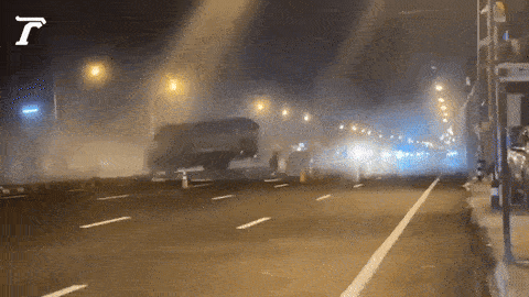 Clip: Chiếc xe "ma ám" xoay vòng liên tục sau tai nạn khiến nhiều người chứng kiến hoảng sợ, bỏ chạy tán loạn