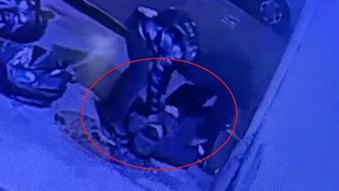 Clip: Hai tên cướp liều lĩnh tấn công, đạp vào mặt cảnh sát giữa phố