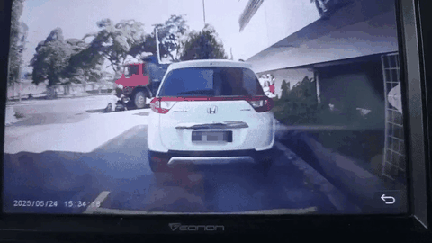 Clip: Xe tải cuốn người đi xe máy vào gầm, cán tử vong ngay tại chỗ