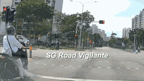 Clip: Vượt đèn đỏ, xe đạp bị xe máy tông văng ra đường, 1 người nhập viện