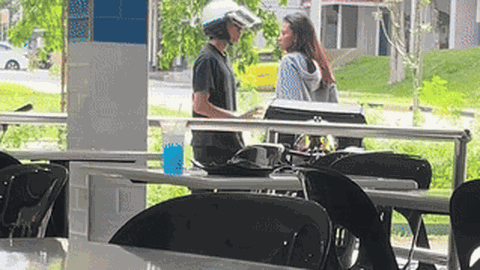 Clip: Thiếu niên 16 tuổi hành hung, đẩy ngã bạn gái giữa quán cafe khiến ai cũng phẫn nộ