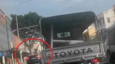 Clip:  Thót tim khoảnh khắc người đi xe đạp bị ô tô tông văng lên nóc capo, lộn nhiều vòng rồi rơi xuống đất