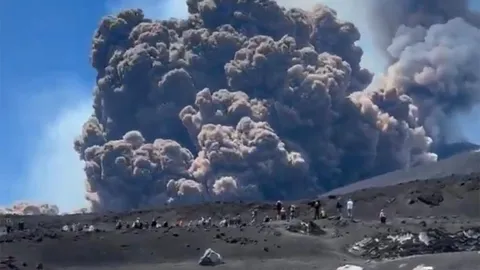 Clip: Núi lửa Etna phun trào, tro bụi phủ kín bầu trời Sicily khiến du khách hoảng loạn tháo chạy