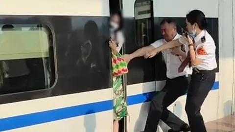 Clip: Lên nhầm tàu cao tốc, người phụ nữ bất ngờ bị kẹt cứng giữa cửa