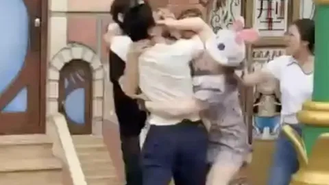 Clip: Bực tức vì bị chen hàng, 2 gia đình lao vào nhau ẩu đả ngay trước mặt con nhỏ