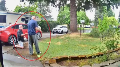 Clip: Hết hồn với gã tài xế say rượu, mang súng đến nhà khách hàng đòi tiền tip