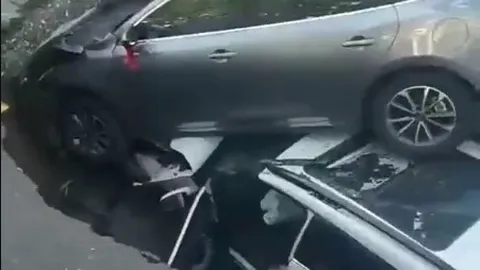 Clip: Hố tử thần “nuốt” ô tô giữa phố, dân mạng nghi thi công kém chất lượng