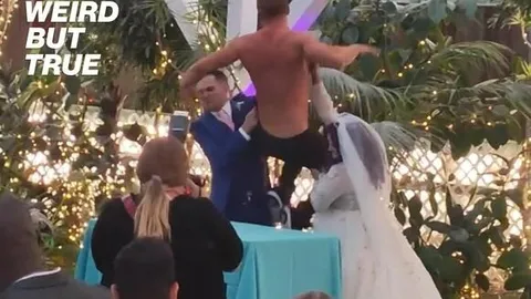 Clip: Đám cưới "vỡ trận" khi người lạ bỗng nhiên lột áo, vật lộn ngay giữa sân khấu