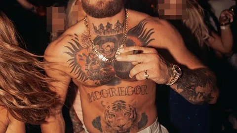 Clip: Cựu sao UFC Conor McGregor tung hai cú đấm hạ gục người đàn ông ngay giữa hộp đêm