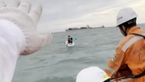 Clip: Bé trai trôi dạt 5 tiếng trên ván chèo giữa tâm bão, may mắn được cứu sống