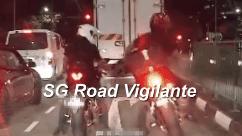 Clip: Tài xế vươn vai quá đà, ngã nhào vào xe bên cạnh khiến dân mạng cười bò