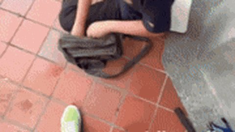 Clip: Bé trai 4 tuổi bị người lạ mặt tấn công dã man, hành vi sau đó của đối tượng khiến nhiều người kinh hãi