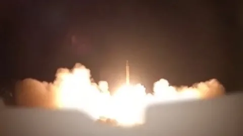 Clip: Iran phóng tên lửa vào căn cứ Mỹ ở Qatar