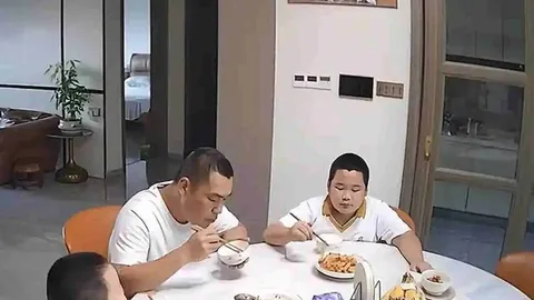 Clip: Động đất bất ngờ, cả nhà tháo chạy, riêng chàng béo vẫn cố gắp miếng thịt khiến dân mạng cười bò