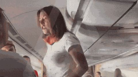 Clip: Người phụ nữ la hét "đau mông, đau ngực", làm loạn máy bay để đòi lên hạng thương gia và cái kết