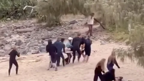 Clip: Kinh hoàng khoảnh khắc cá mập "truy sát" thiếu niên đến tận bờ, người qua đường tung cú đấm giải cứu