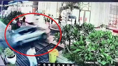 Clip: Thót tim giây phút ô tô mất lái lao thẳng vào sảnh khách sạn, 4 người thương vong