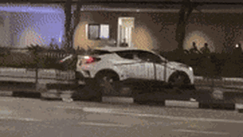 Clip: Ô tô đâm gãy lan can, lao lên vỉa hè, tài xế bị bắt vì nghi dùng chất cấm