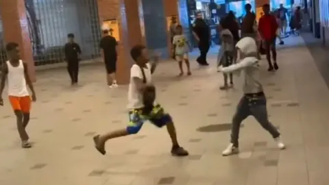 Clip: Cầm dao giữa đám đông, cậu bé 13 tuổi bị cảnh sát rút súng, yêu cầu đầu hàng