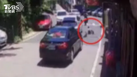 Clip: Thương tâm người công nhân thoát nước bị ô tô cán qua người tử vong khi đang làm việc trên miệng cống