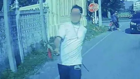 Clip: Tài xế "nổi điên" giữa đường, vung rìu đập xe khiến bé 5 tuổi hoảng loạn, khóc thét