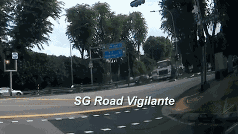 Clip: Dừng chờ đèn đỏ, nam thanh niên bị xe tải tông văng xuống đường nhưng vẫn cố gắng làm điều này khiến nhiều người kinh ngạc