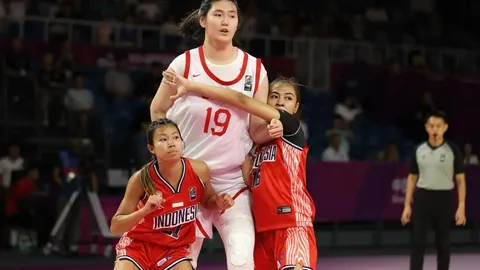 Clip:  "Vạn Lý Trường Thành di động" ra mắt tuyển bóng rổ nữ Trung Quốc, cao 2,26m khiến đối thủ "khóc thét"