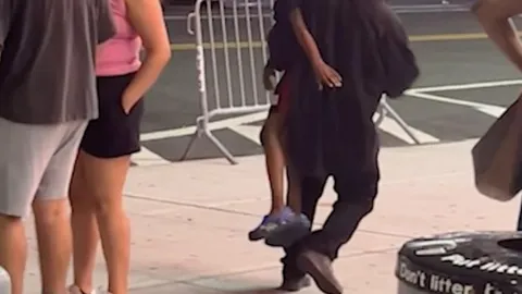 Clip: Bố mẹ truy đuổi nghẹt thở khi bé trai 6 tuổi suýt bị bắt cóc giữa phố đông người