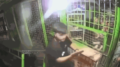 Clip: Người đàn ông mang súng đến cửa hàng, đe dọa nhân viên và khách hàng vì lý do không ai ngờ