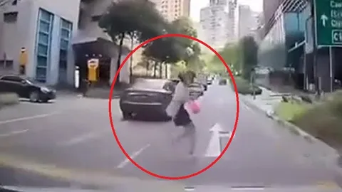 Clip: Băng qua đường bất ngờ, người phụ nữ bị ô tô hất bay giữa phố