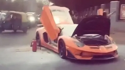 Clip: Lamborghini 29 tỷ đồng bất ngờ bốc cháy giữa phố khiến dân mạng sửng sốt