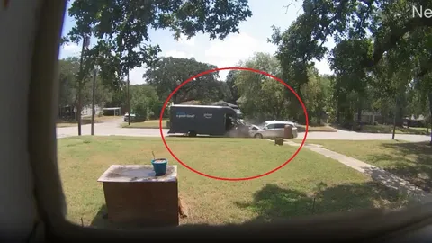 Clip: Tài xế ngủ quên, tông trực diện vào vào xe giao hàng đang đỗ ven đường, nhân viên vẫn tập tễnh hỏi khách: “Chị nhận được hàng chưa?”