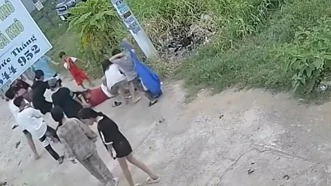 Clip: Phẫn nộ cảnh bé gái 12 tuổi bị nhóm bạn dùng vỏ chai bia đánh tới tấp ở Lâm Đồng
