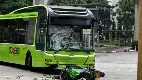 Clip: Xe máy tông thẳng xe buýt khiến kính xe vỡ nát, người đàn ông 54 tuổi nhập viện