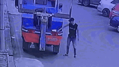 Clip: Tức giận khi xe bị tạm giữ, người đàn ông đổ xăng đốt cháy xe kéo giữa ban ngày