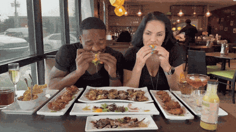 Clip: Cặp đôi vừa nhâm nhi chiếc sandwich vừa quay video review, chưa kịp nuốt thì ô tô lao thẳng vào bàn