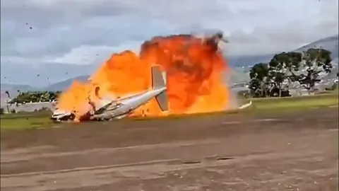Camera ghi lại khoảnh khắc kinh hoàng: Máy bay vừa cất cánh đã lật úp rồi phát nổ như 1 quả cầu lửa, 2 người chết thảm