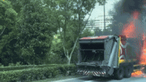 Clip: Xe rác cháy ngùn ngụt trên cao tốc khiến giao thông tắc nghẽn nhiều giờ