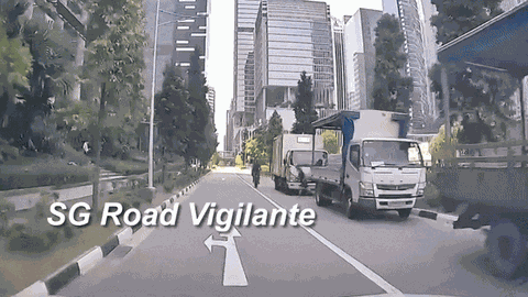 Thót tim xem cảnh bé gái lao nhanh qua đường, suýt bị ô tô tông trúng