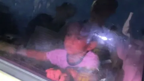 Hồi hộp xem cảnh giải cứu bé trai 2 tuổi bị nhốt trong chiếc ô tô khóa kín