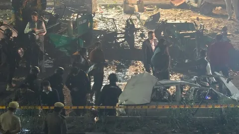 Khoảnh khắc ám ảnh: Xe hơi phát nổ giữa phố đông khiến 9 người chết, hàng chục người bị thương