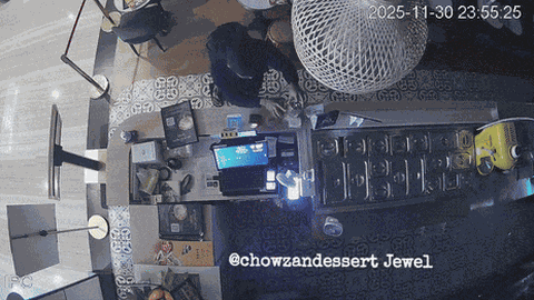 Camera ghi lại cảnh kẻ trộm "đột nhập" vào nhà hàng "cuỗm" luôn hũ tiền tip, cảnh sát vào cuộc điều tra