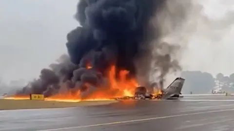 Clip: Khoảnh khắc máy bay lao xuống đất và phát nổ, tất cả hành khách tử vong thương tâm