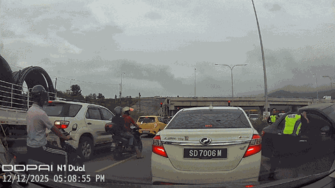 Clip: "Siêu cảnh sát" dùng tay không giật tung cửa xe ô tô như phim hành động