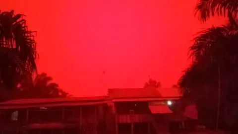 Clip: Cơn bão vừa tan, bầu trời chuyển màu đỏ rực khiến ai nấy đều ngỡ ngàng