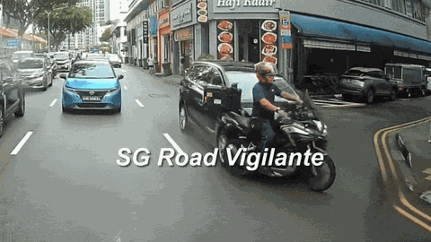 Clip: Chuyển làn bất cẩn, tài xế xe máy bị hất văng lên nắp capo